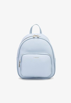 Sac à dos en cuir bleu clair, de forme arrondie, avec un zip sur le dessus, une poche avant et un logo en accent. Il dispose de deux bretelles pour le transport.