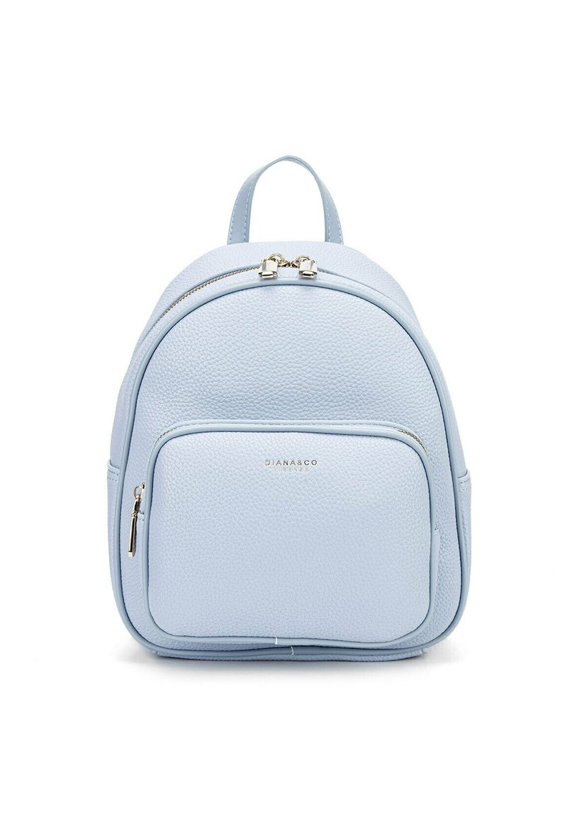 Sac à dos en cuir bleu clair, de forme arrondie, avec un zip sur le dessus, une poche avant et un logo en accent. Il dispose de deux bretelles pour le transport.