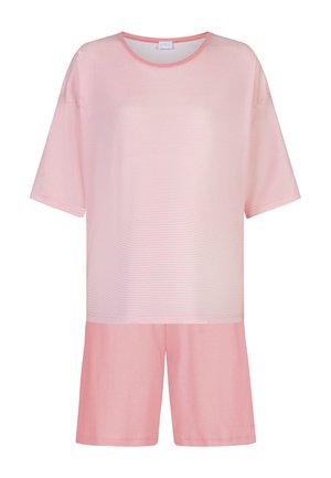 Lyserød kortærmet top med tynde, vandrette hvide striber kombineret med ensfarvede lyserøde shorts, der går til knæene.