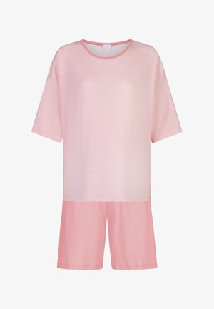 Lyserød kortærmet top med tynde, vandrette hvide striber kombineret med ensfarvede lyserøde shorts, der går til knæene.