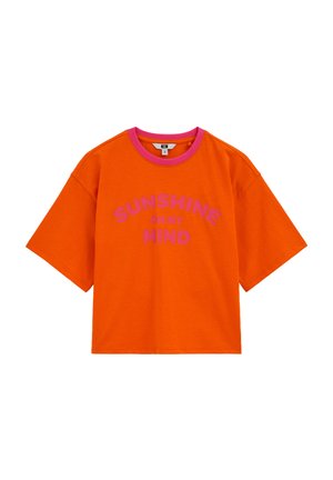Camiseta naranja de manga corta con cuello rosa y texto rosa "SUNSHINE ON MY MIND" en el frente.