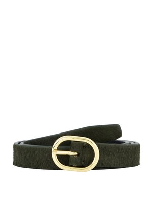 Ceinture étroite vert foncé avec finition texturée et boucle ovale en or brillant, enroulée sur fond blanc.