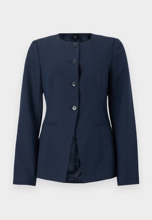 Blazer bleu marine pour femme avec encolure ronde, quatre boutons noirs sur le devant, manches longues et poches latérales fendues.