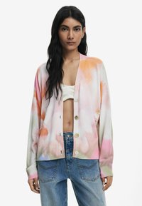 Leichter Cardigan in degradierenden Rosa- und Orangetönen, mit V-Ausschnitt, vorderen Knöpfen und gerippten Bündchen. Sanfte Textur, lockere Passform.