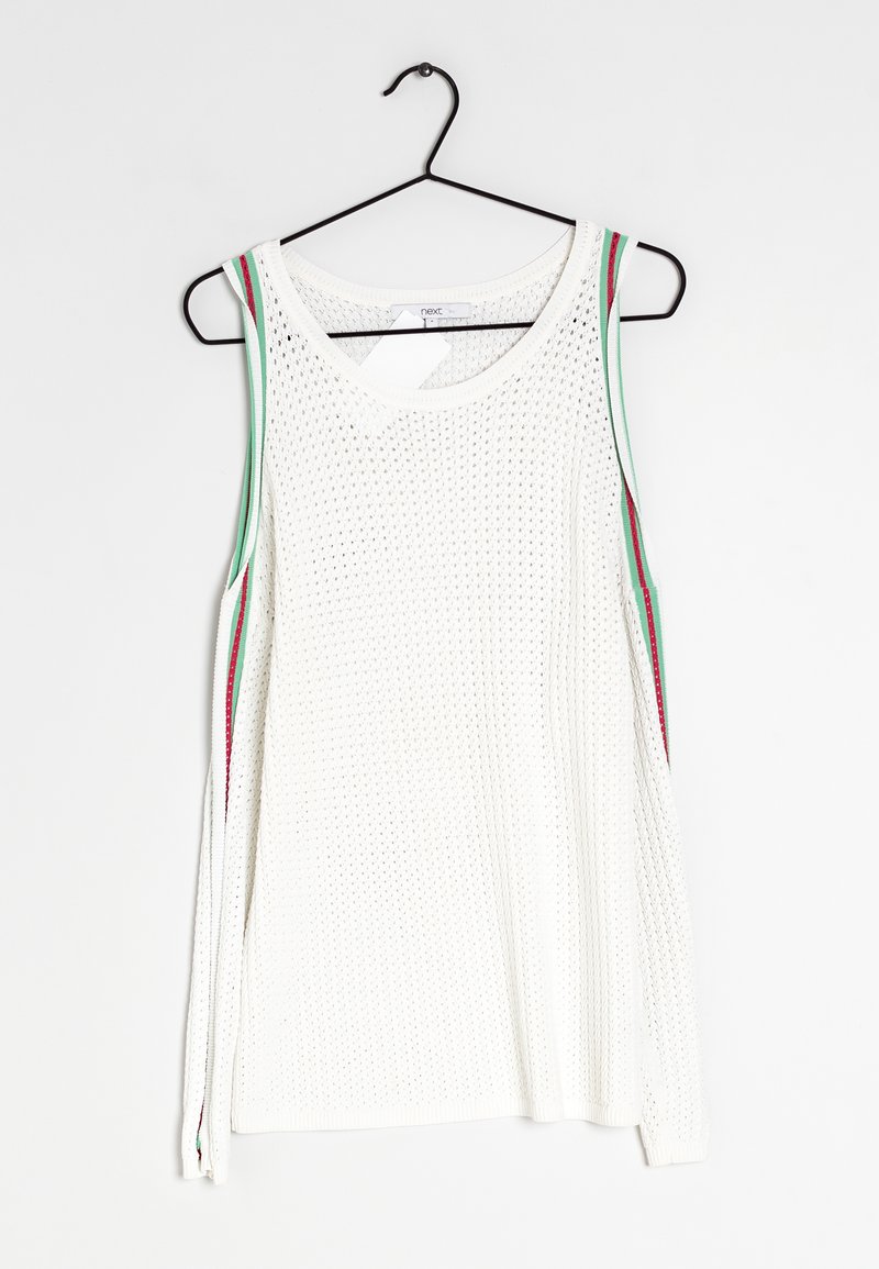 Bílý bezrukávový pletený top se zeleným a červeným lemem na armovkách visící na černém ramínku na bílém pozadí.