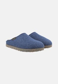Blauwe vilten slippers met een zachte textuur, open achterkant en een gesprenkelde kurken zool voor grip. Minimalistische stijl met subtiele brandingdetails.