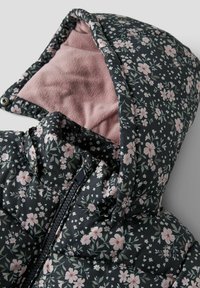 Schwarze Daunenjacke mit pink-weißer Blumendruck, durchgehendem Reißverschluss und weichem, pink gefüttertem Kapuzen. 