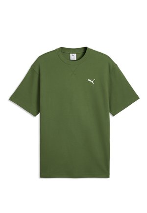 Grünes Puma T-Shirt mit kurzen Ärmeln, Rundhalsausschnitt und kleinem weißen Puma-Logo auf der linken Brust.