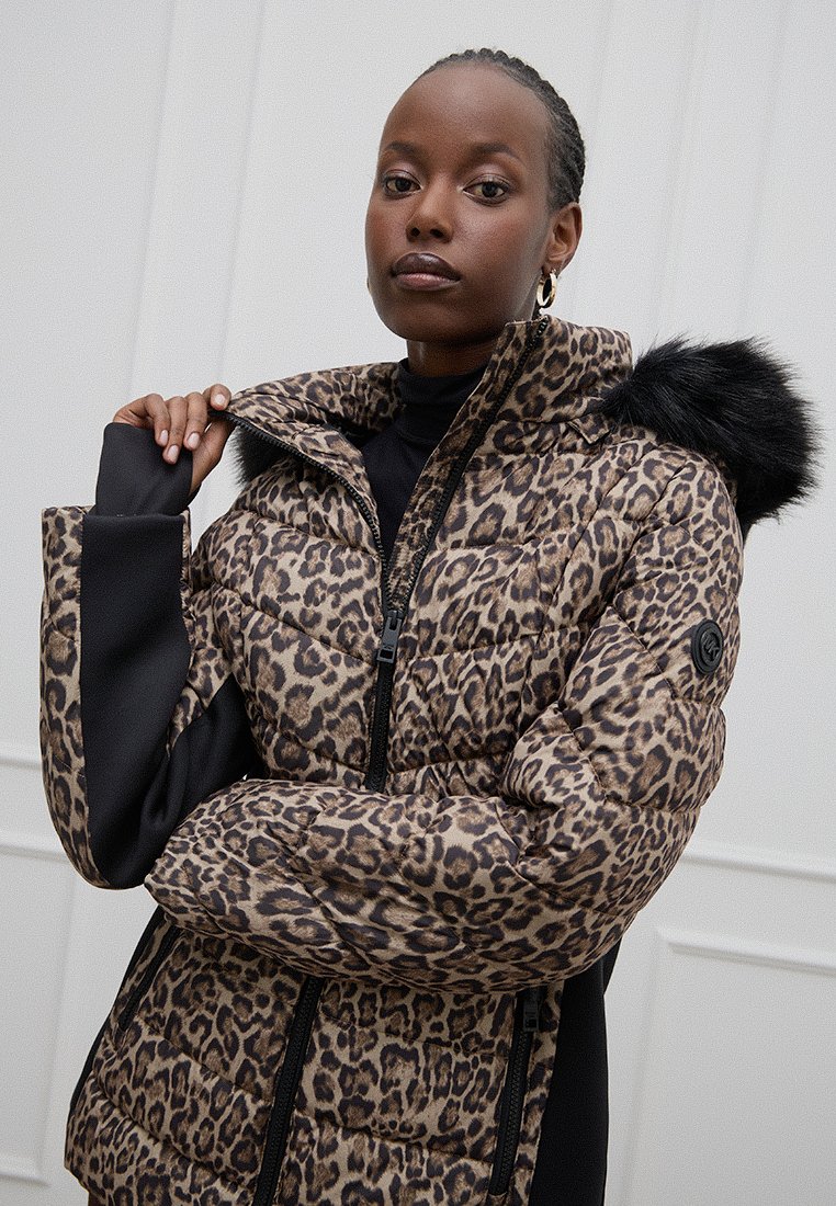 Puffermantel mit Leopardenmuster, abnehmbarer Kunstfellkapuze, schwarzen Akzenten, Reißverschluss und gestepptem Design für Wärme.