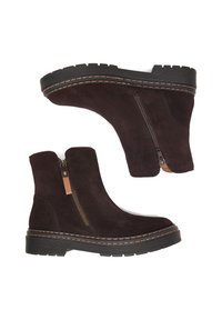 Botines de ante marrón con cremallera lateral, costuras en contraste y suela de goma negra texturizada para mejorar el agarre.