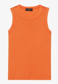 Orange ribbet tanktop med rund hals og ærmeløs design. Har et struktureret stof og lige kant i bunden.