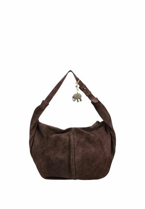 Sac à bandoulière en daim marron avec une large sangle et un pendentif éléphant en métal suspendu à la boucle de la sangle sur fond blanc.