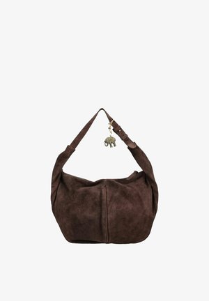 Bolso de hombro de ante marrón con correa ancha y colgante de elefante de metal colgando de la hebilla de la correa sobre un fondo blanco.