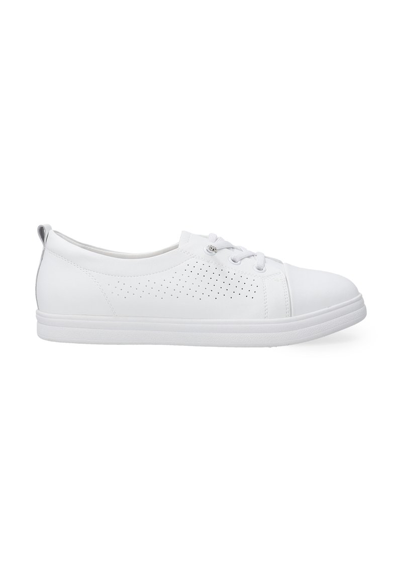 Weiße Leder Sneakers mit runder Zehenform, perforiertem Seitendesign, Schnürvorderseite und flacher Gummisohle. Verfügt über eine kleine Fersenlasche.