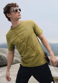 Klättermusen ROOT LOGO TEE - T-shirt básica - meadow green