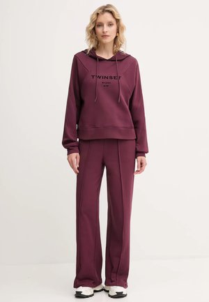 Completo con felpa e pantaloni abbinati in color marsala, realizzato in tessuto morbido, con un logo sul petto, cappuccio con coulisse e design dritto dei pantaloni.