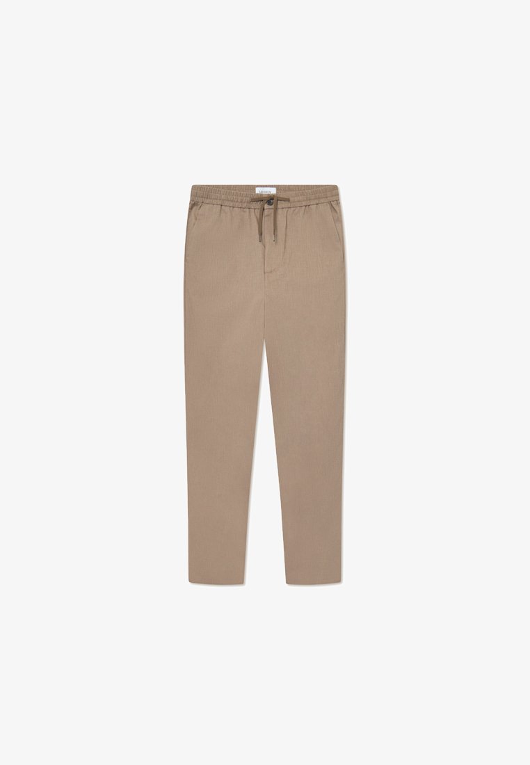 Pantaloni beige realizzati in tessuto leggero con vita elastica e coulisse, caratterizzati da una linea dritta e senza tasche visibili.