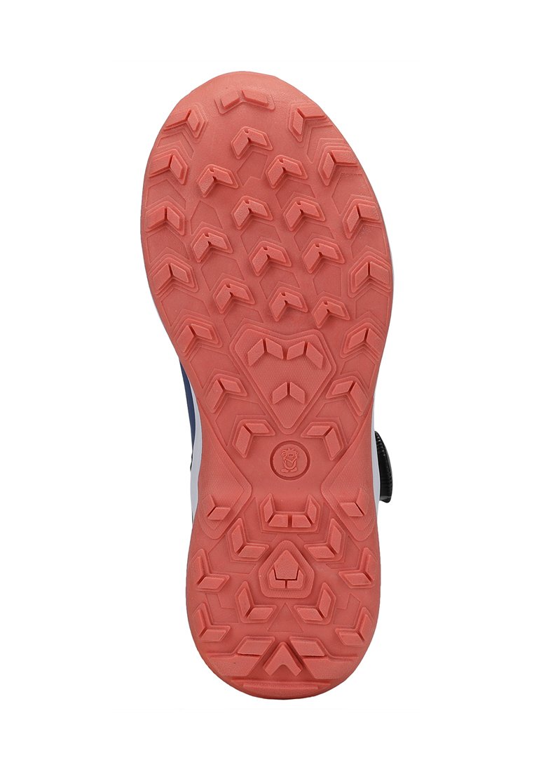 Suela de zapatilla deportiva con un patrón de agarre texturizado. Predominantemente rosa, con secciones de azul y blanco en el lateral. Material de goma resistente.