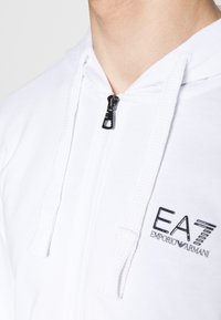 Thumbnail Image 8