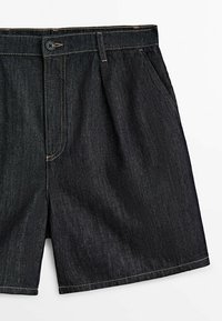 Shorts en denim foncé avec une coupe décontractée, présentant des plis à l'avant, des poches latérales inclinées et des coutures contrastées. Fermeture à bouton à la taille.