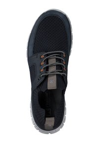 Tummansininen urheilujalkine, jossa on verkkomateriaali, harmaat yksityiskohdat ja oranssit nauhat. Ominaisuuksiin kuuluu paksu valkoinen pohja ja pehmustettu varsi mukavuutta varten.