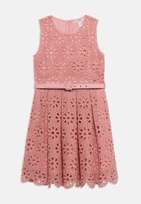 Ροζ αμάνικο φόρεμα από υφή δαντέλας με λουλουδάτα κοψίματα, φούστα με στρώσεις και ταιριαστή ζώνη με λεπτομέρεια πόρπης στη μέση.