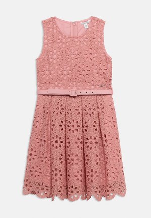 Rosa ärmelloses Kleid aus strukturiertem Spitze mit floralen Ausschnitten, einem gestuften Rock und einem passenden Gürtel mit Schnallendetail an der Taille.