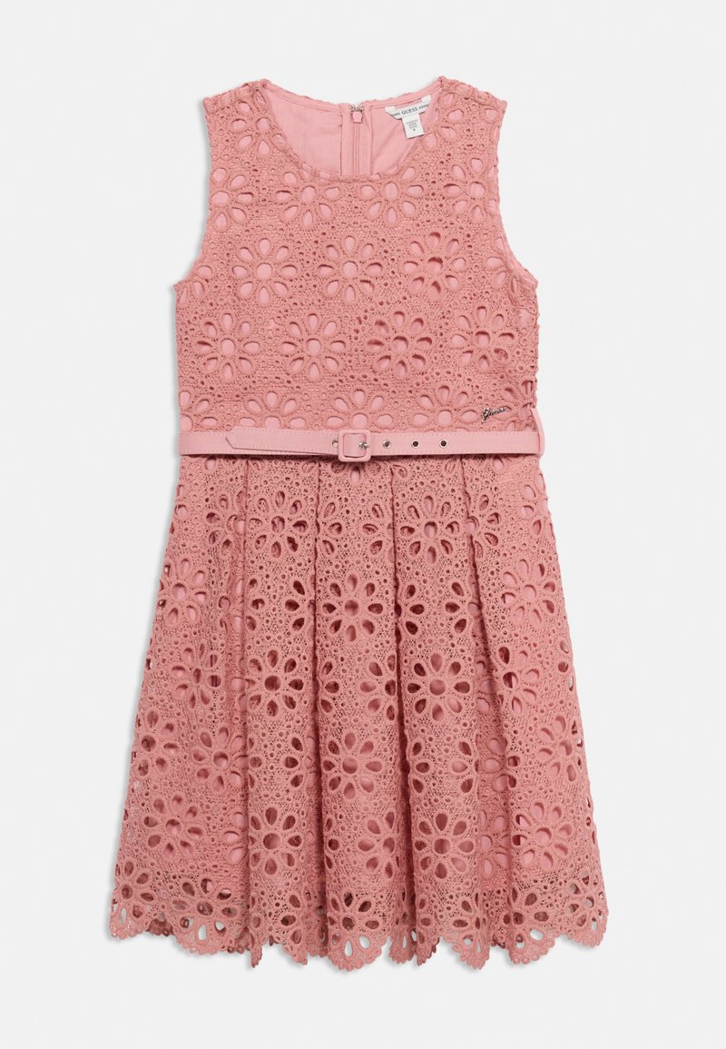 Ροζ αμάνικο φόρεμα από υφή δαντέλας με λουλουδάτα κοψίματα, φούστα με στρώσεις και ταιριαστή ζώνη με λεπτομέρεια πόρπης στη μέση.
