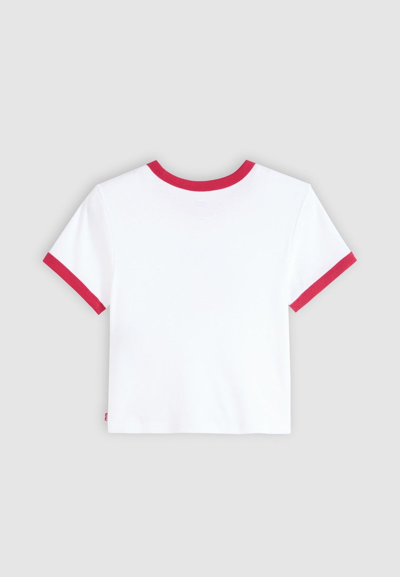 T-shirt blanc à manches courtes avec un col et des poignets côtes rouges. Texture lisse, design ajusté et petite étiquette de marque à l'ourlet.