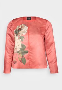 Giacca di raso corallo con motivo floreale di rose bianche e foglie verdi, colletto tondeggiante e chiusura frontale. Maniche lunghe incluse.