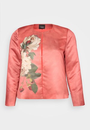 Veste en satin corail présentant un motif floral de roses blanches et de feuilles vertes, avec un col rond et une fermeture à l'avant. Manches longues incluses.