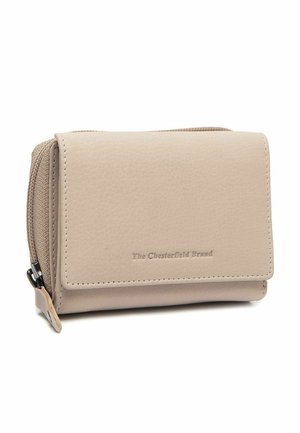 Beige leren portemonnee met klepsluiting, zichtbaar ritsvak en geperst "The Chesterfield Brand"-logo aan de voorkant.