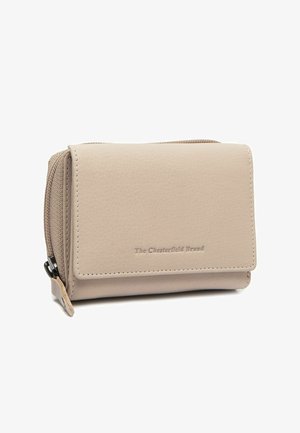 Beige leren portemonnee met klepsluiting, zichtbaar ritsvak en geperst "The Chesterfield Brand"-logo aan de voorkant.
