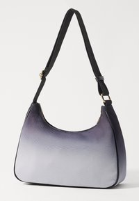 Torba hobo s gradijentom od tamnoljubičaste do svjetlosive, izrađena od teksturiranog materijala. Crni remen s zlatnim detaljima, zakrivljenog oblika.