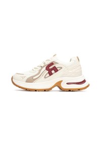 Sneakers bianchi con accenti beige e bordeaux, pannelli testurizzati, suola ammortizzata e un logo ben visibile sul lato. Suola in gomma.
