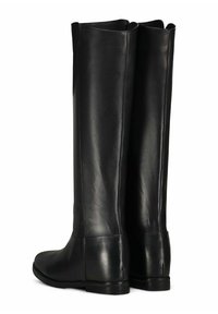 Zwarte leren kniehoge laarzen met een gladde textuur, ronde neus en een platte zool. Heeft een eenvoudig ontwerp met een naadloze uitstraling.