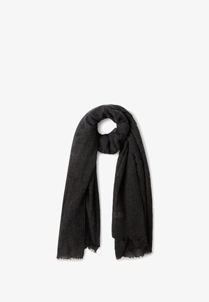 Czarny szalik z teksturowanej tkaniny, z postrzepionymi końcami, luźno owinięty, eksponujący swoją długość i miękki wygląd.