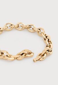 Χρυστό βραχιόλι με χοντρή αλυσίδα, με λείες οβάλ και οβάλ κρίκους, με κούμπωμα κουτί χαραγμένο με το όνομα της μάρκας.