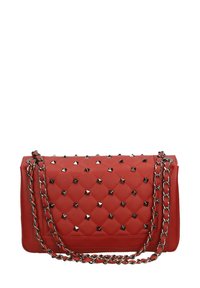 Borsa a tracolla rossa trapuntata con borchie a piramide argento, una tracolla a catena e una forma rettangolare con una texture liscia.