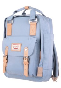 Mochila azul clara com alças de couro castanho, bolso frontal com fivelas e alças de ombro almofadadas.