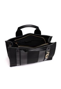 Mustapussi, joka on valmistettu nahka- ja kankaatuotteista. Varustettu kullansävyisellä vetoketjulla, useilla osastoilla ja geometrista muotoilua oleva metallikoriste sivussa.