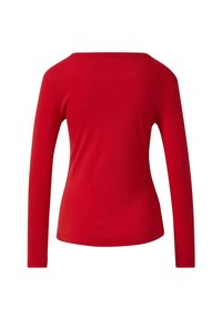 Czerwona bluzka z długim rękawem, wykonana z miękkiego materiału, o prostym kroju i szerokim dekolcie z gładkimi szwami.