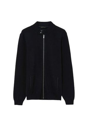 Cardigan zippé bleu marine foncé avec un col haut, texture côtelée et deux poches latérales, doté d'une fermeture éclair argentée et de détails de bouton subtils.
