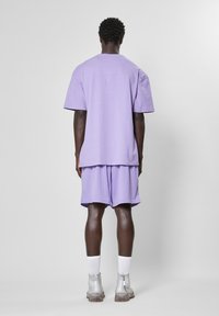 9N1M SENSE ESSENTIAL MESH - Short - lavender
