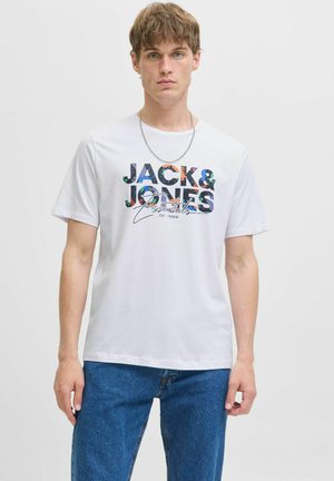 Hvid bomulds T-shirt med farverig tekst "JACK & JONES Essentials" med blomsterprint. Korte ærmer og rund halsudskæring.