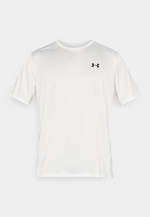 Balta trumpomis rankovėmis sportinė marškinėliai iš lengvos medžiagos, su juodu logotipu ant krūtinės ir šoninėmis skylutėmis patogiam judėjimui.