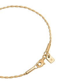 Collana in oro con catena attorcigliata, chiusura a moschettone e un piccolo tag rettangolare con un disegno inciso. Texture liscia e finitura lucida.