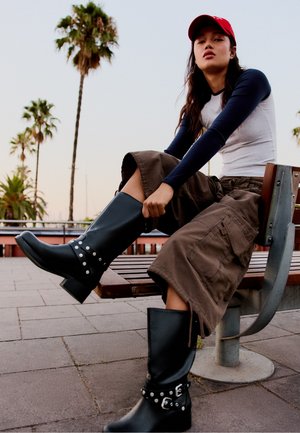 Bershka, STUDDED - BIKER BOOTS - Cowboy-/Bikerlaarzen - black