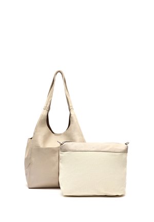 Beige lædertaske med brede skulderstropper sammen med en matchende beige lynlåset pung. Begge tasker har glatte, ensartede overflader.