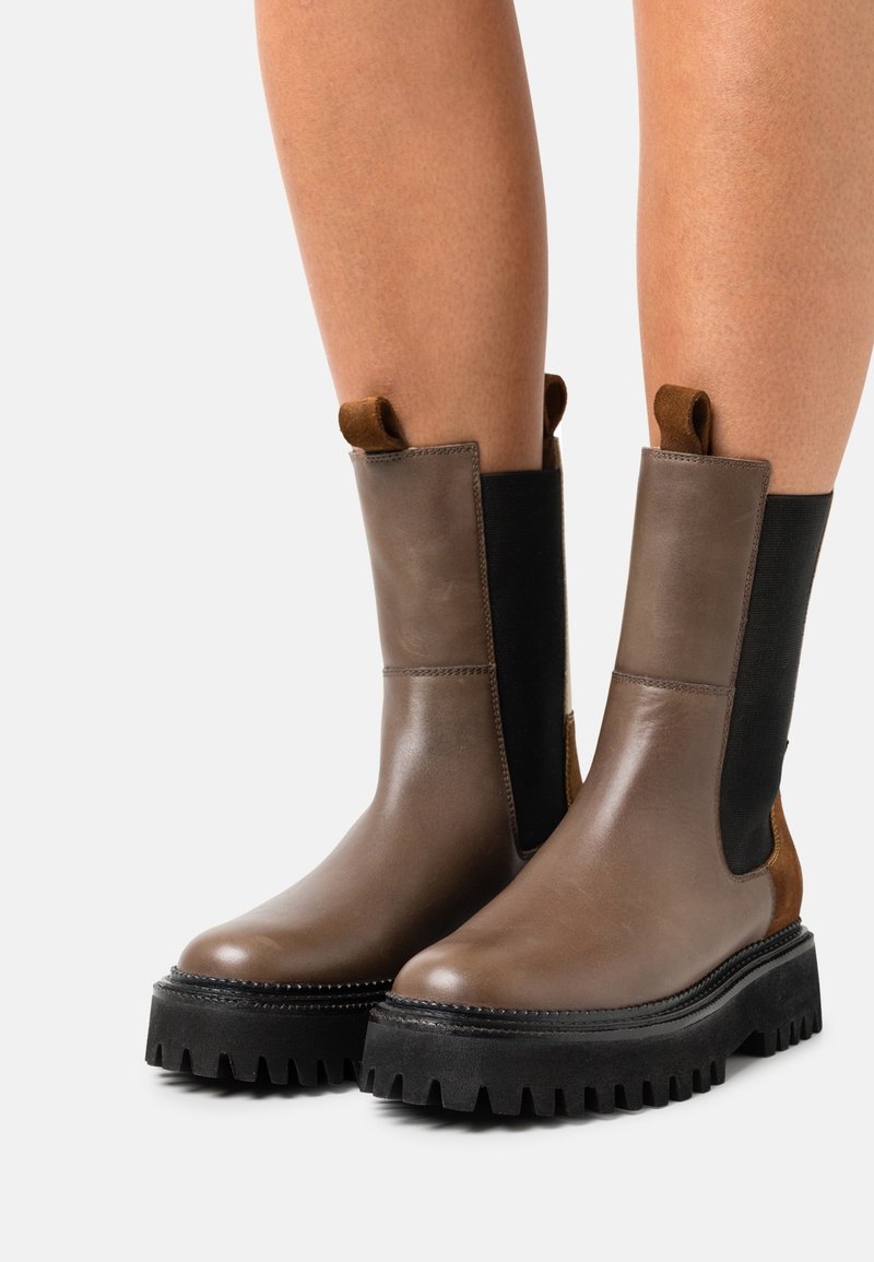 Copenhagen Shoes Kotníkové boty na platformě - brown